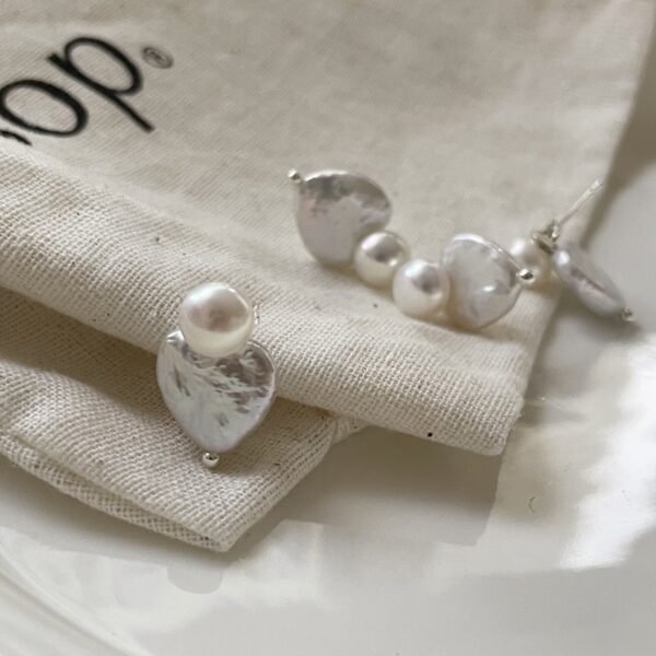Baroque bread pearl earrings in the shape of a heart Gold Diamante Pearl Floral Huggie Earrings 079
